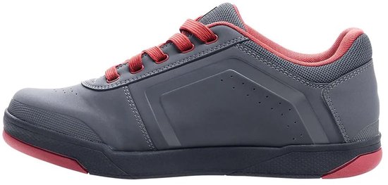 Grijze O'Neal mountainbikeschoen met veters en zool in rood en donkergrijs.
