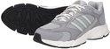 Grijze Adidas sneakers met witte veters, lichtblauwe accenten en witte zool.