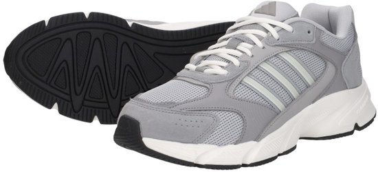Grijze Adidas sneakers met witte veters, lichtblauwe accenten en witte zool.