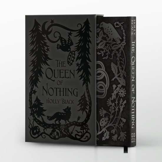 De 'Collector's Edition' van 'The Queen of Nothing' van Holly Black met een gestileerd zwart silhouet van een boslandschap met een wolf, vogel en maan.