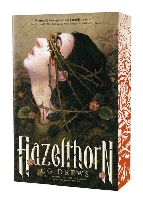 Boekomslag van Hazelthorn met een gezicht dat naar boven kijkt, omringd door doornige takken en roze bloemen. De titel 'Hazelthorn' staat in gotische letters.