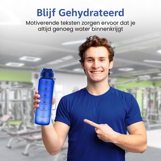Lachende man in sportkleding, wijst naar een blauwe waterfles met tijdmarkeringen.