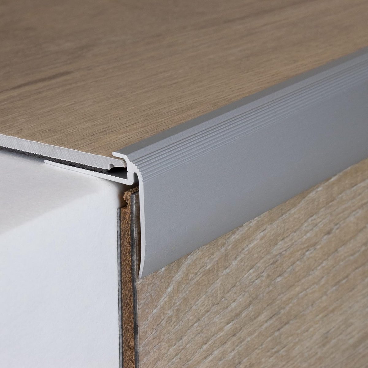 Afwerkprofiel van Geanodiseerd Aluminium voor Trappen en Vloeren (31mm breed, 1000mm lang)