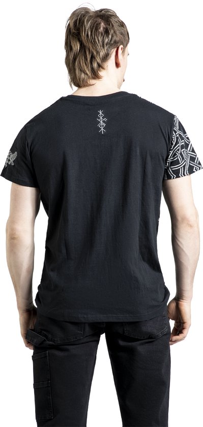 Man draagt zwart T-shirt met Keltische print op rechtermouw en geborduurde runen op achterkant.