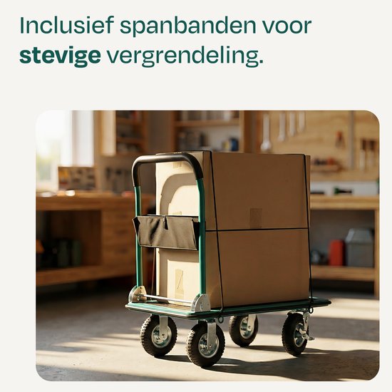 Groene plateauwagen met twee hoge dozen, vastgezet met spanbanden, in een werkplaatsomgeving.