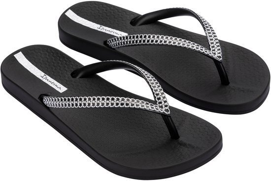 Paar zwarte Ipanema slippers met zilverkleurige mesh bandjes en logo.