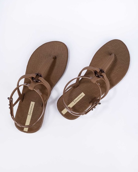 Bruine Ipanema sandalen met bandjes, gesp en ringdetail. Overzicht van bovenaf.