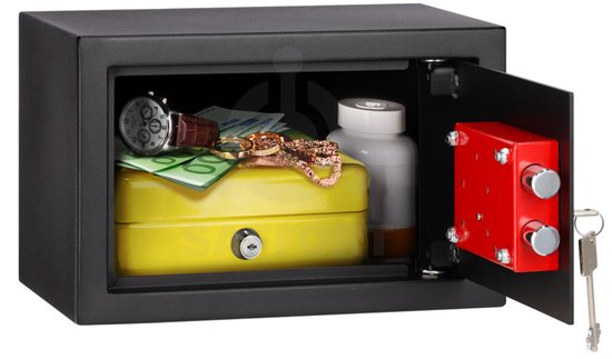 Zwarte kluis met open deur, rode binnenzijde, met geld, horloge, ketting en medicijnen.