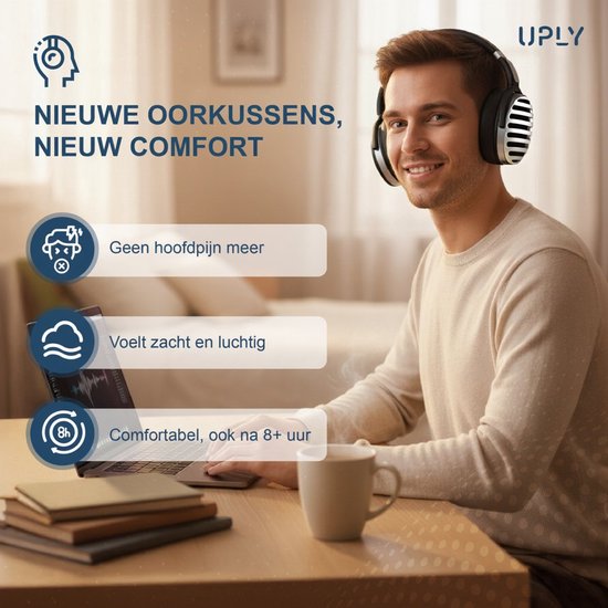 Man met koptelefoon, zittend aan een bureau. Nieuwe oorkussens bieden comfort zonder hoofdpijn, zelfs na 8 uur.