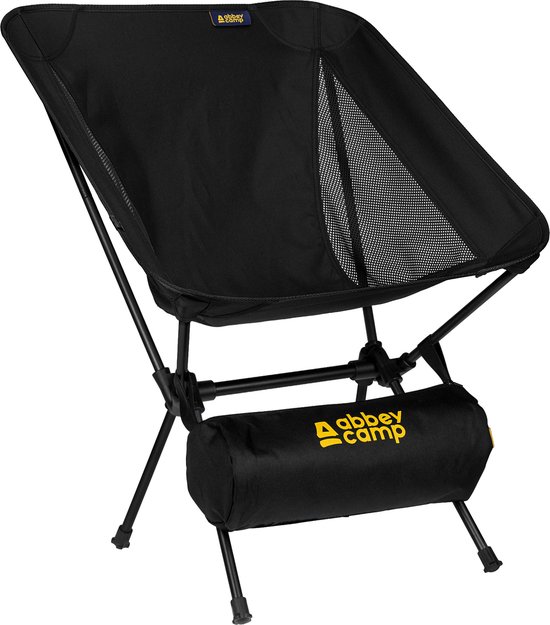 Zwarte opvouwbare campingstoel met gaaspanelen en gele Abbey Camp logo op de draagtas.