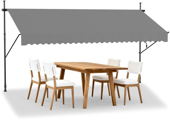 Un store gris clair au-dessus d'une table en bois avec des chaises blanches sur fond blanc.