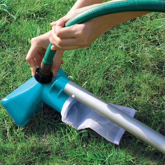 Handen sluiten een tuinslang aan op een blauw vacuüm zuigmond met een aluminium steel en netje.