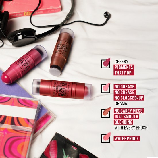 Twee Rimmel London blush sticks, vintage cassettebandjes, koptelefoon en een boek. Tekst: Cheeky pigments that pop. No grease, no crease, no clogged-up drama. No cakey mess, just smooth blending with every brush. Waterproof.