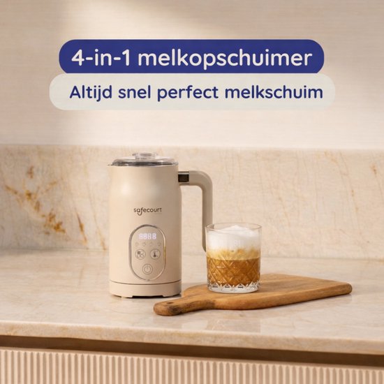 Beige 4-in-1 melkopschuimer met een glas melkschuim ernaast.