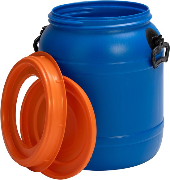 Blauwe kunststof ton met oranje ringen en deksel, een draaggreep aan de zijkant.