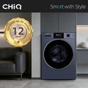 Lave-linge CHiQ dans un salon, avec une garantie moteur de 12 ans sur un médaillon doré.