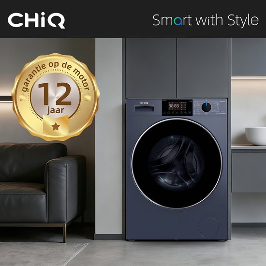 Lave-linge CHiQ dans un salon, avec une garantie moteur de 12 ans sur un médaillon doré.