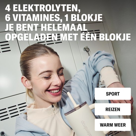 Een lachende vrouw met een waterfles, met tekst over 4 elektrolyten, 6 vitamines en 1 blokje voor opladen.