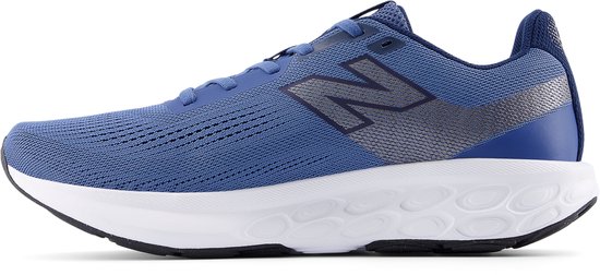 Blauwe New Balance sportschoen met witte zool en subtiele grijze accenten.