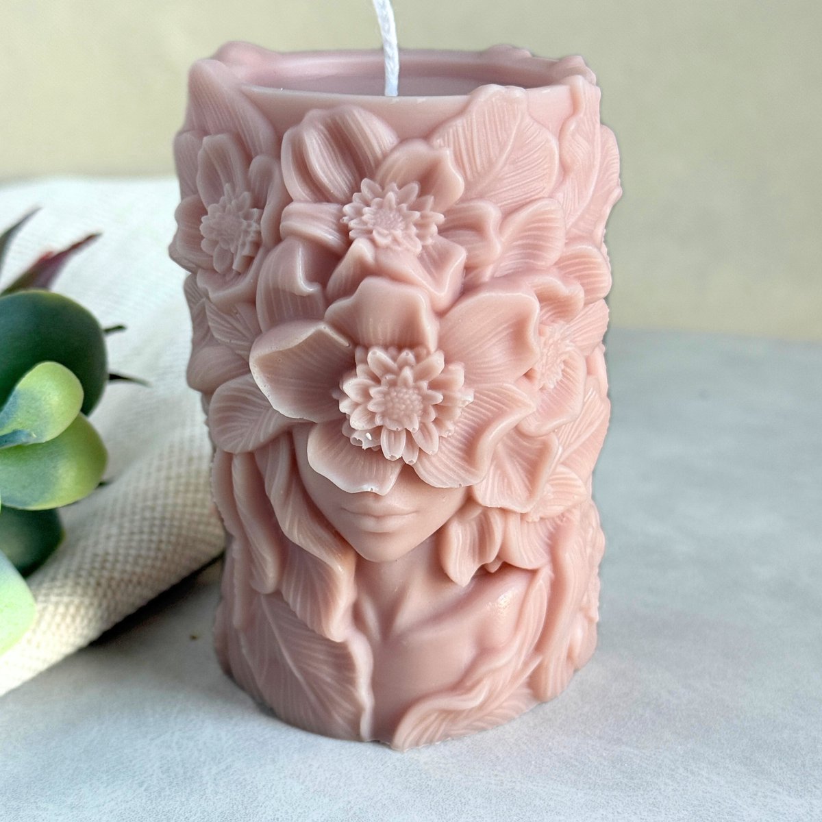 Handgemaakte stompkaars met 3D bloemen en vrouwengezicht - Decoratieve pilaarkaars - koolzaadwas - vintage roze