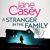 Boekcover: Silhouet van een kind bij een donker huis met verlichte ramen. Titel: A Stranger in the Family.