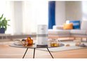 Humidificateur d'air Philips blanc sur une table basse dans un salon, à côté de thé.