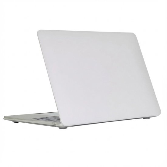 Une housse d'ordinateur portable mate et transparente sur un MacBook ouvert.