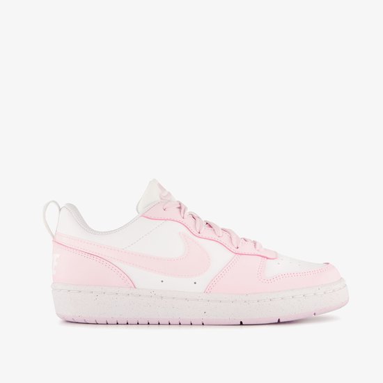 Witte sneaker met roze Nike swoosh en roze accenten