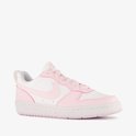 Witte Nike sneaker met roze overlays en roze Swoosh, lichtroze gespikkelde zool.