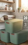 Drie groene opbergboxen van 20L met deksel en bruine handgrepen, in een badkameromgeving.