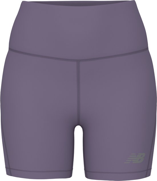 Paarse New Balance short met een lichtgroze NB-logo op de linkerheup. De short heeft een hoge taille en naden langs de zijkanten en achterkant.