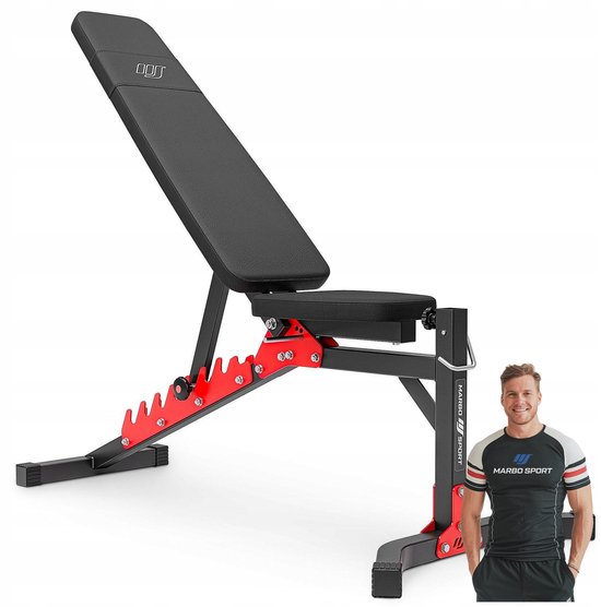 Zwarte verstelbare fitnessbank met rode steunen, naast een lachende man met een zwart-wit sportshirt met 'MARBO SPORT' op de borst.