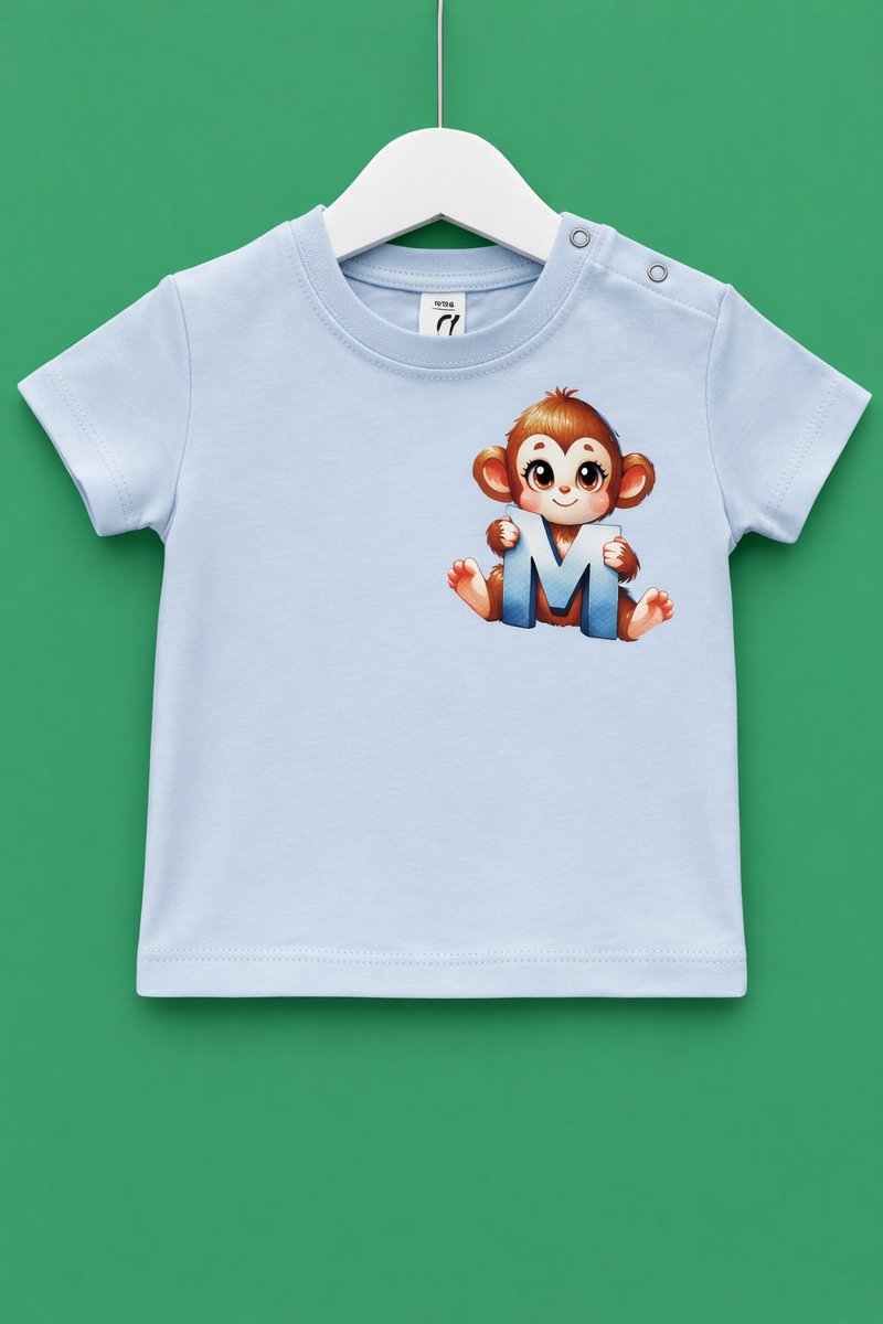 By Jes funwear Baby T-shirt met letter M – Kinder shirt met aapje – Alfabet babyshirt katoen - babyblauw