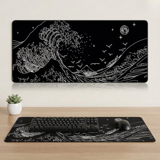 Zwarte bureau muismat met witte lijntekening van een grote golf, boten, vogels en maan.