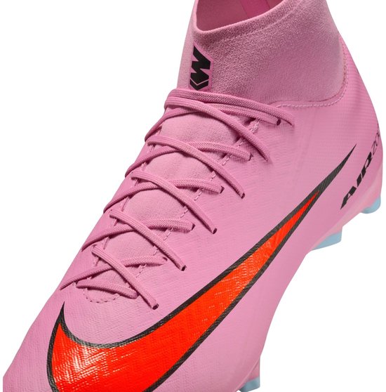 Close-up van roze Nike voetbalschoen met veters, rode swoosh en AIR ZOOM tekst.