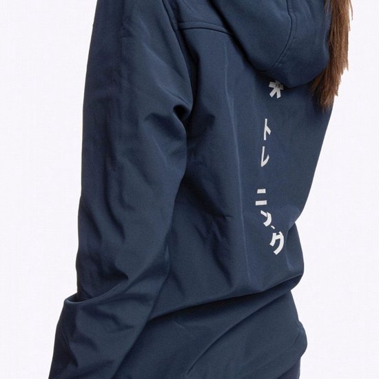 Detail van marineblauwe softshell jas met capuchon en Japanse tekst op achterkant.
