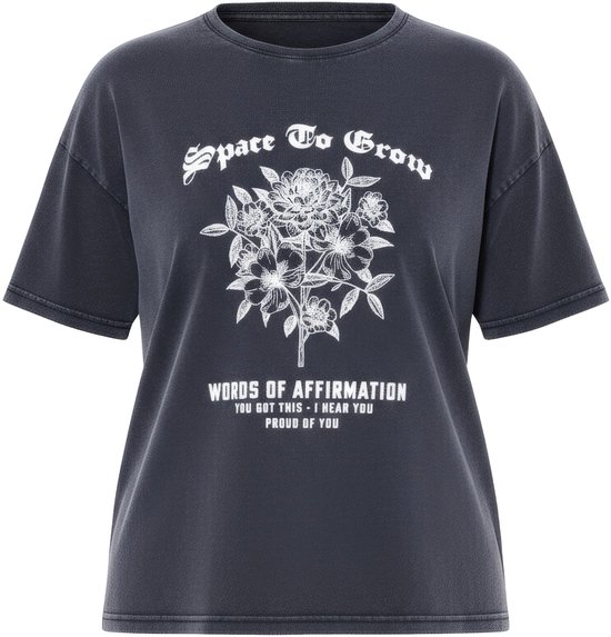 Antraciet T-shirt met vintage look, witte bloemenprint en tekst 'Space To Grow' en 'Words Of Affirmation'.