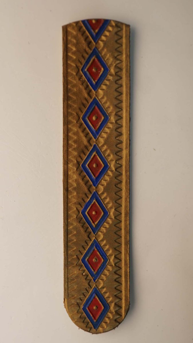 Leren beige boekenlegger indianen motief in de kleur goud, blauw, rood - bladwijzer indianen motieven - handgemaakte bladwijzer - bladlegger indiaanse figuurtjes - lederen leeswijzer voor boeken - leer leeslint met indianen motieven
