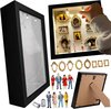 Zwart kader display met miniatuur mensen, gouden lijstjes en LED verlichting, met reserveonderdelen.