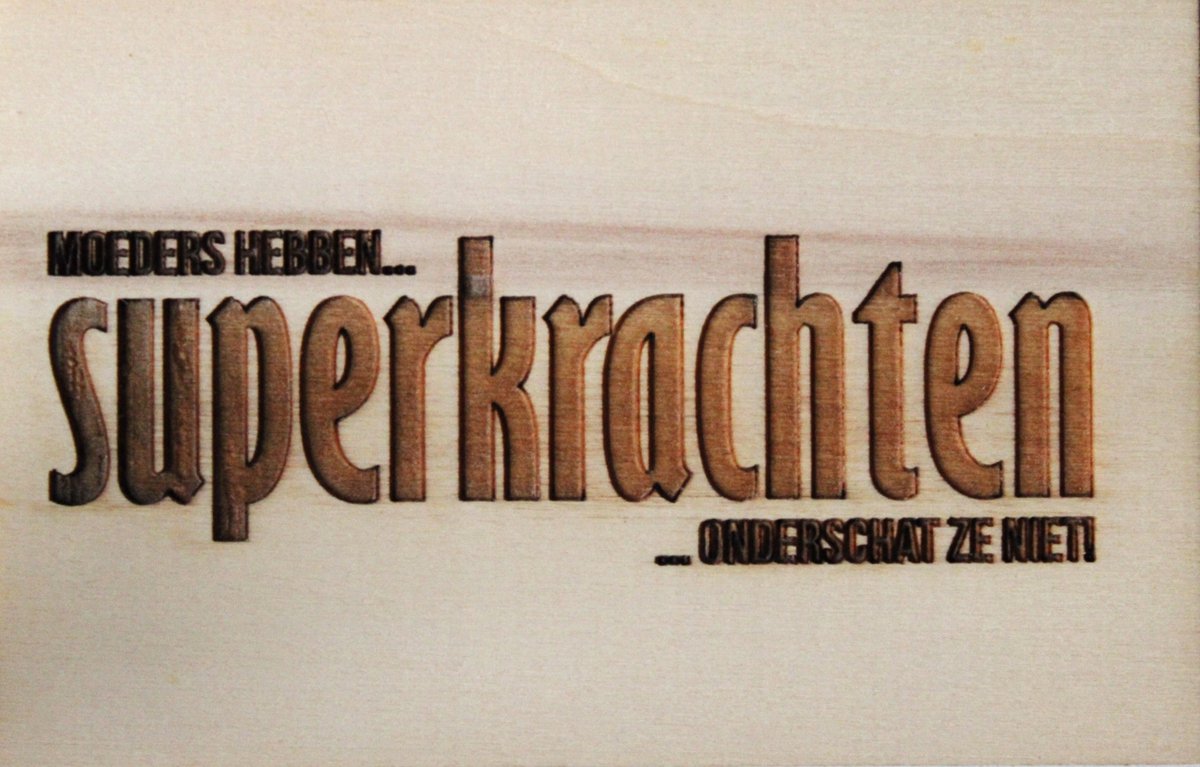 Houten Ansichtkaart - Wenskaart - Wens - Kaart - 9x14cm - Moeders Hebben Superkrachten Onderschat Ze Niet - Moederdag