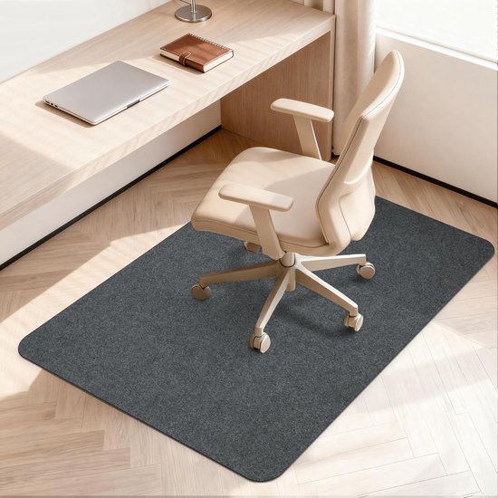 Tapis de chaise gris foncé sur un parquet clair sous un bureau avec une chaise de bureau beige.