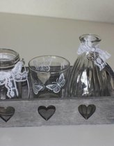 Houten tray met twee theelichthouders en een vaasje