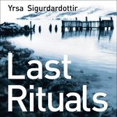 Boekomslag met de titel 'Last Rituals' van Yrsa Sigurdardottir. Een donkere, waterige achtergrond met silhouetten van houten palen.