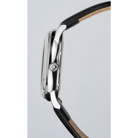 Zijaanzicht van een zilverkleurige herenhorloge met een polshorlogeband van zwart leer.