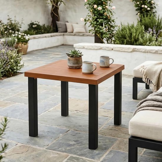Bruine bijzettafel met houtlook blad en zwarte poten, met een succulente plant en mokken.