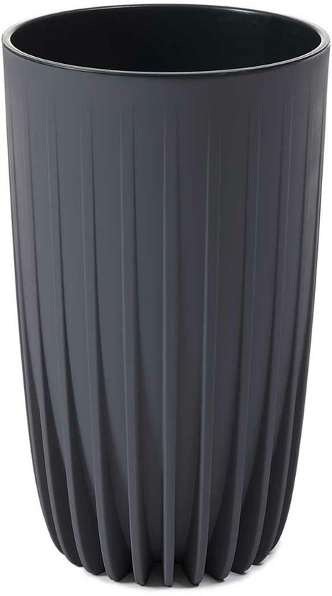 Grijze, gestreepte bloempot van gerecycled kunststof met een modern design.