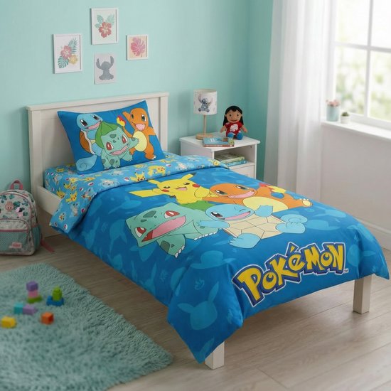 Blauw Pokémon dekbedovertrek met Pikachu, Squirtle, Bulbasaur en Charmander op een kinderbed. De kussensloop en hoeslaken hebben dezelfde print.