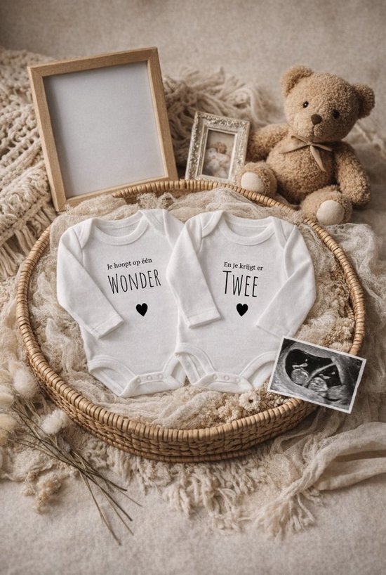 Deux barboteuses blanches avec texte : "Vous espérez un miracle" et "Et vous en avez deux". Un ours en peluche et une échographie sont à côté.