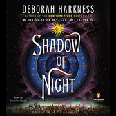 Boekomslag van 'Shadow of Night' door Deborah Harkness. Titel in grote, sierlijke letters, met een zon-icoon erboven. Achtergrond met sterren en cirkelvormige patronen.
