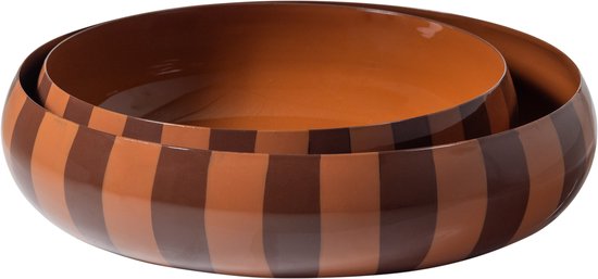 Set van twee ovale bruine schalen met verticale strepen in donker en lichtbruin. De schalen zijn gestapeld op een zwarte achtergrond.